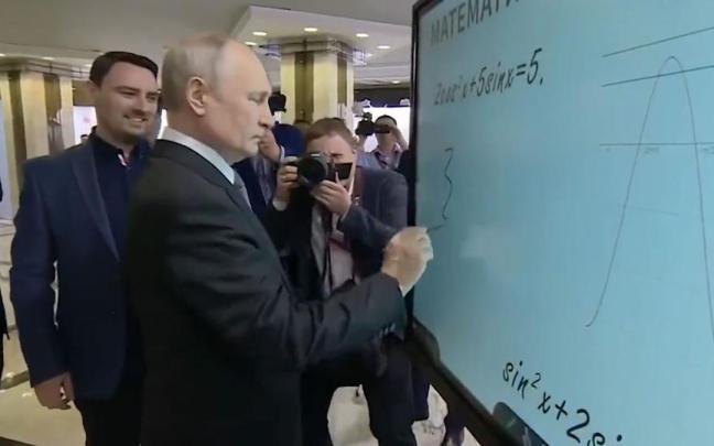 Putin dibujando en la pizarra.