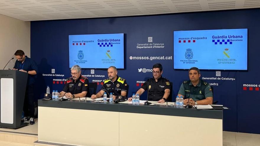 Los responsables de los Mossos d'Esquadra, Guàrdia Urbana de Barcelona, Policía Nacional y Guardia Civil durante su rueda de prensa en la comisaría de Les Corts de Barcelona.