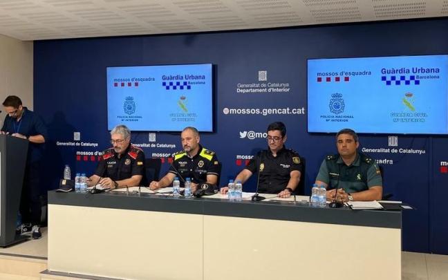 Los responsables de los Mossos d'Esquadra, Guàrdia Urbana de Barcelona, Policía Nacional y Guardia Civil durante su rueda de prensa en la comisaría de Les Corts de Barcelona.