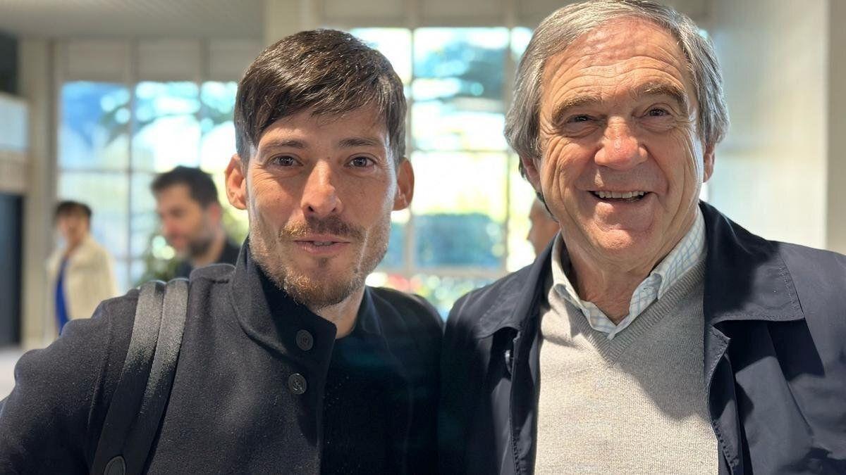 Luis Arconada, con David Silva, en un viaje europeo de la Real de esta temporada. / REDACCION NDG