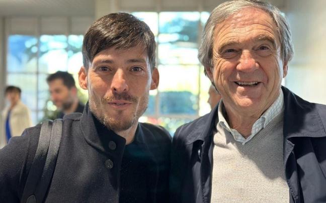 Luis Arconada, con David Silva, en un viaje europeo de la Real de esta temporada. / REDACCION NDG