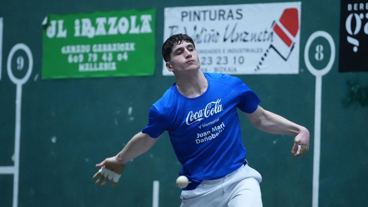 Eneko Labaka y Julen Sotil superan a Oier Hormaetxe y Oier Elorz en la final de Primera del Comarcal de Lezama.