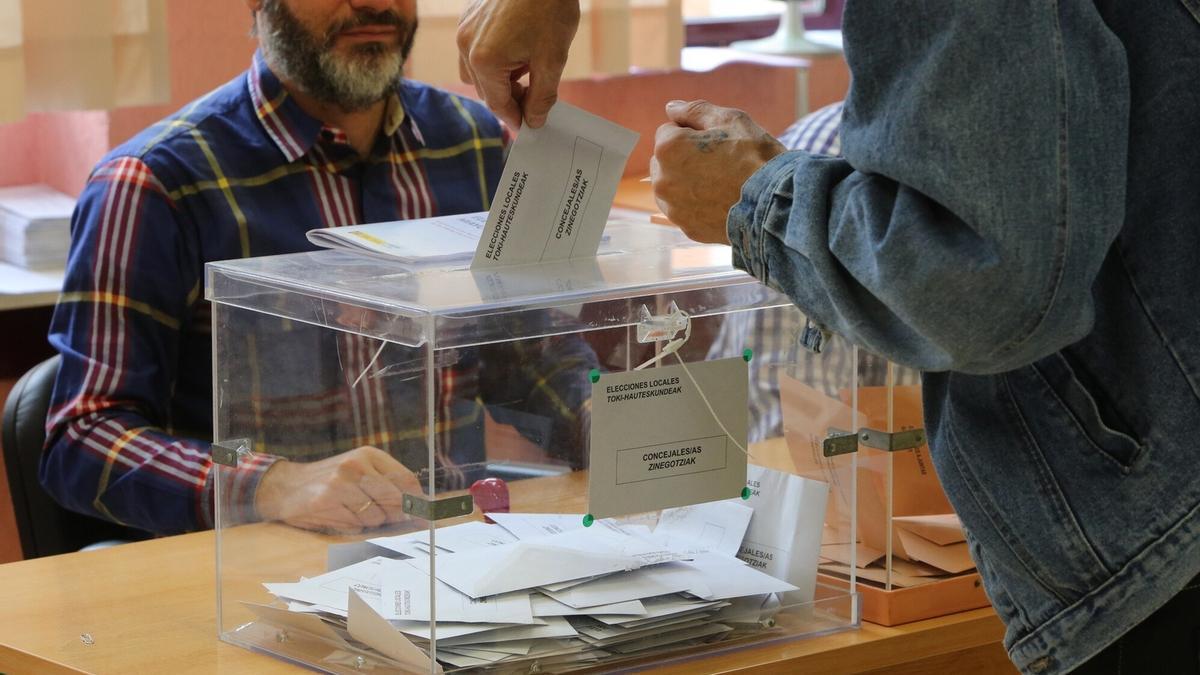 Un ciudadano deposita su voto en la urna en un colegio electoral vasco en las pasadas elecciones municipales y forales.