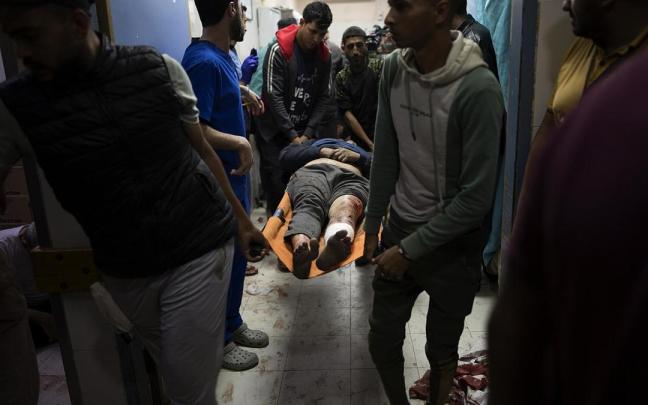 Personas heridas siendo trasladadas al hospital en Jan Yunis