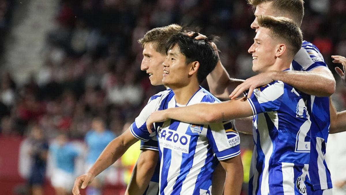 Aihen, Sorloth y Turrientes felicitan a Kubo tras el gol que el japonés le marcó al Girona. / DAVID BORRAT / EFE