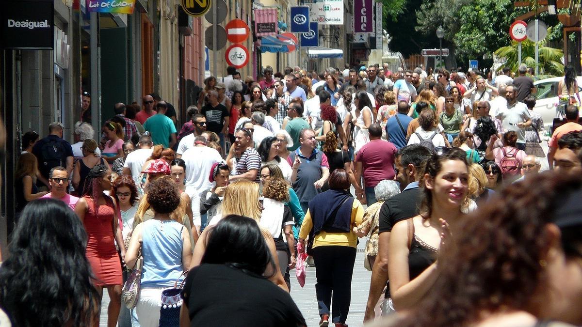 Gente paseando por una calle.