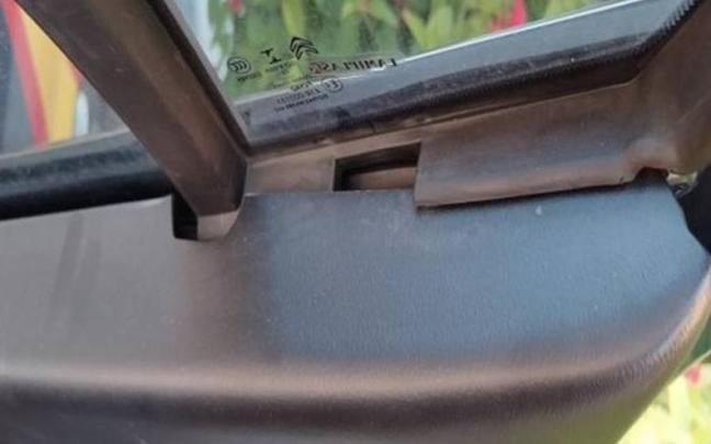 Imagen de la ventanilla del vehículo policial tras las patadas del detenido.