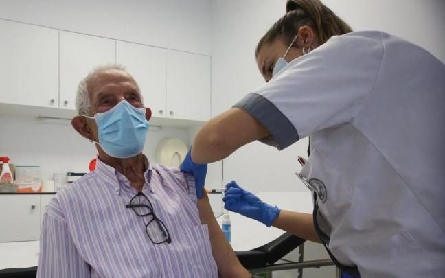 Una sanitaria inocula una vacuna a un paciente. / Javier Bergasa Una sanitaria inocula una vacuna a un paciente.