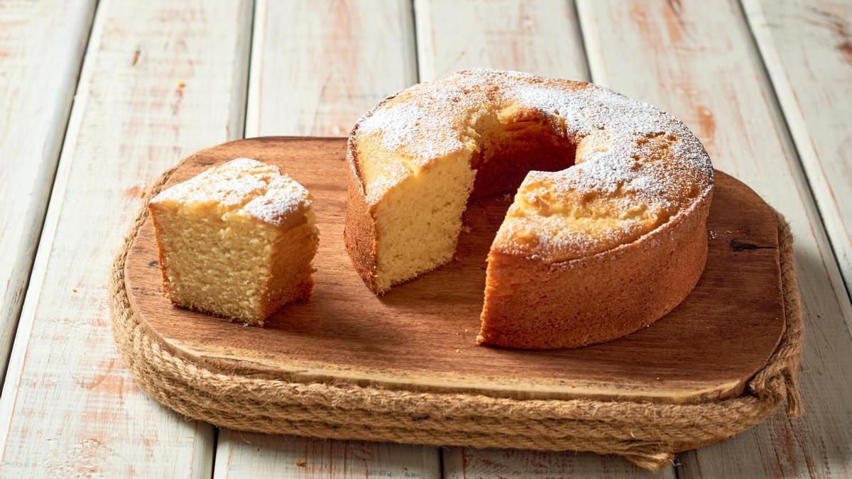 Un bizcocho tierno listo para comer solo o con un chocolate o un café.