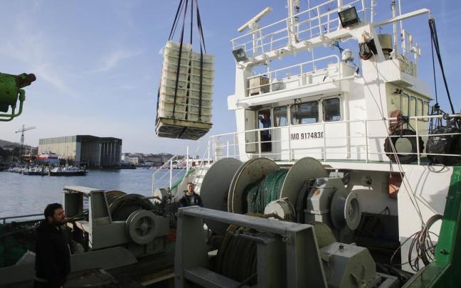 Descarga de un barco pesquero. Descarga de un barco pesquero.