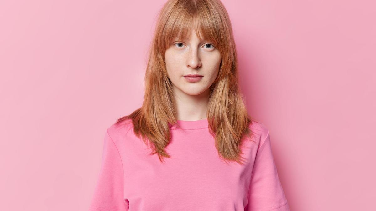 Mujer con flequillo.