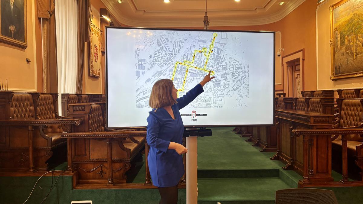 La alcaldesa de Irun, Cristina Laborda, esta mañana explicando el recorrido de la nueva L5.