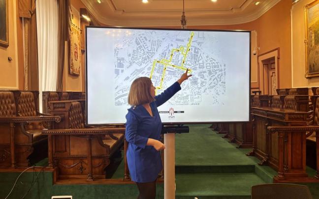 La alcaldesa de Irun, Cristina Laborda, esta mañana explicando el recorrido de la nueva L5.