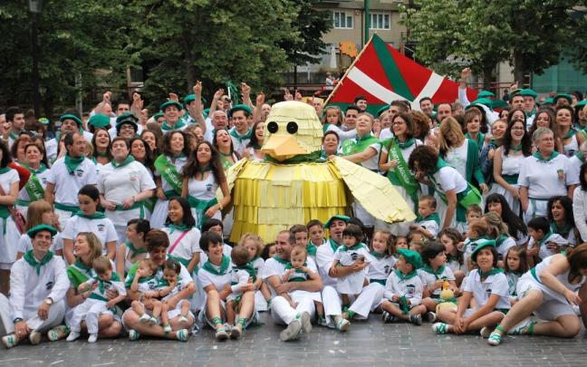 Integrantes de Dantza Lagunak, en su 50 aniversario, posando con un réplica gigante de su mascota el pato Ruper en la plaza Juan Urrutia