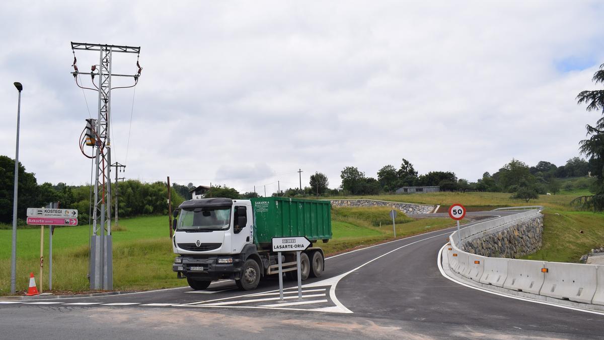 Un camión accede a Urnieta por el nuevo vial