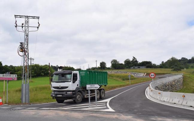 Un camión accede a Urnieta por el nuevo vial / N.G. Un camión accede a Urnieta por el nuevo vial