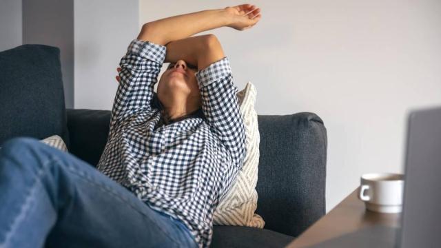 Una mujer experimenta síntomas de cansancio