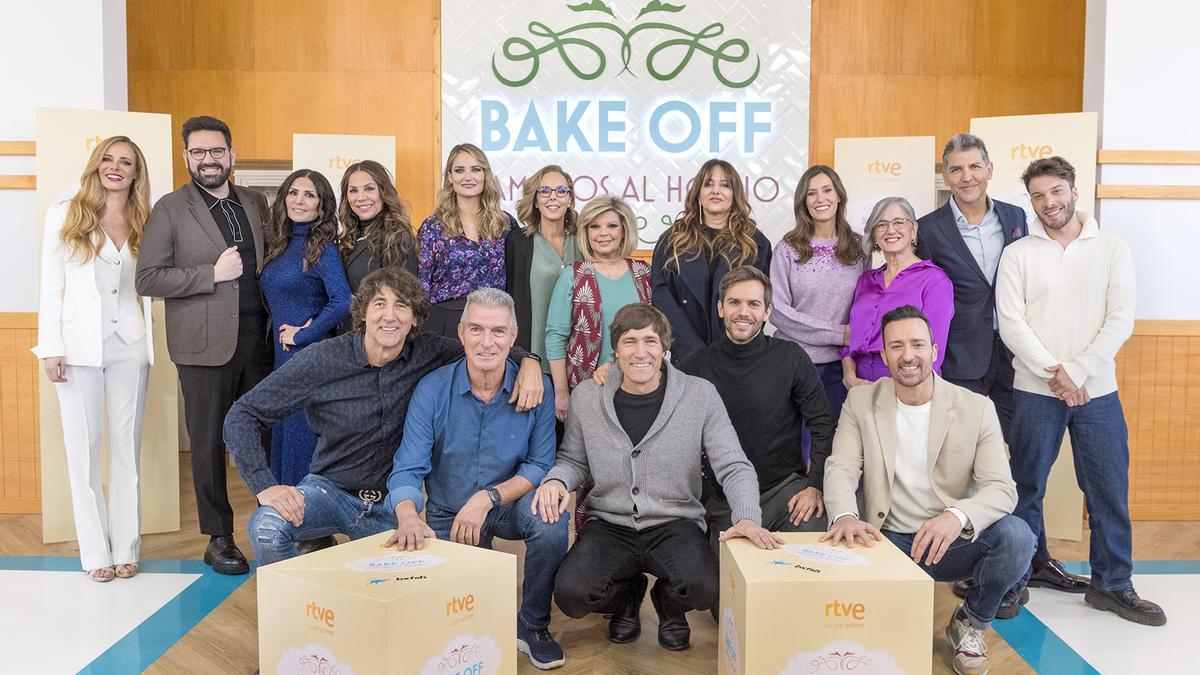 Imagen de familia de ‘Bake Off’ con los participantes, el jurado y la presentadora Paula Vázquez