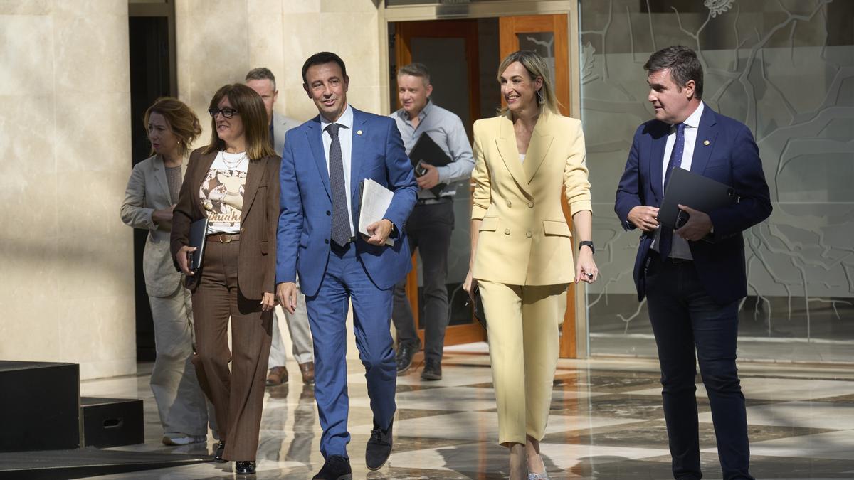 Mikel Torres, junto a los consejeros Mikel Jauregi, Amaia Barredo y María Ubarretxena.
