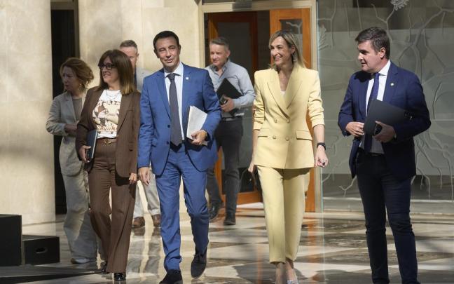 Mikel Torres, junto a los consejeros Mikel Jauregi, Amaia Barredo y María Ubarretxena.