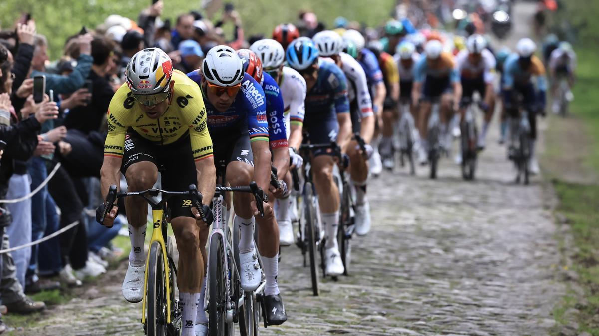 Paso por Arenberg, donde a Van der Poel se le fue la París-Roubaix.