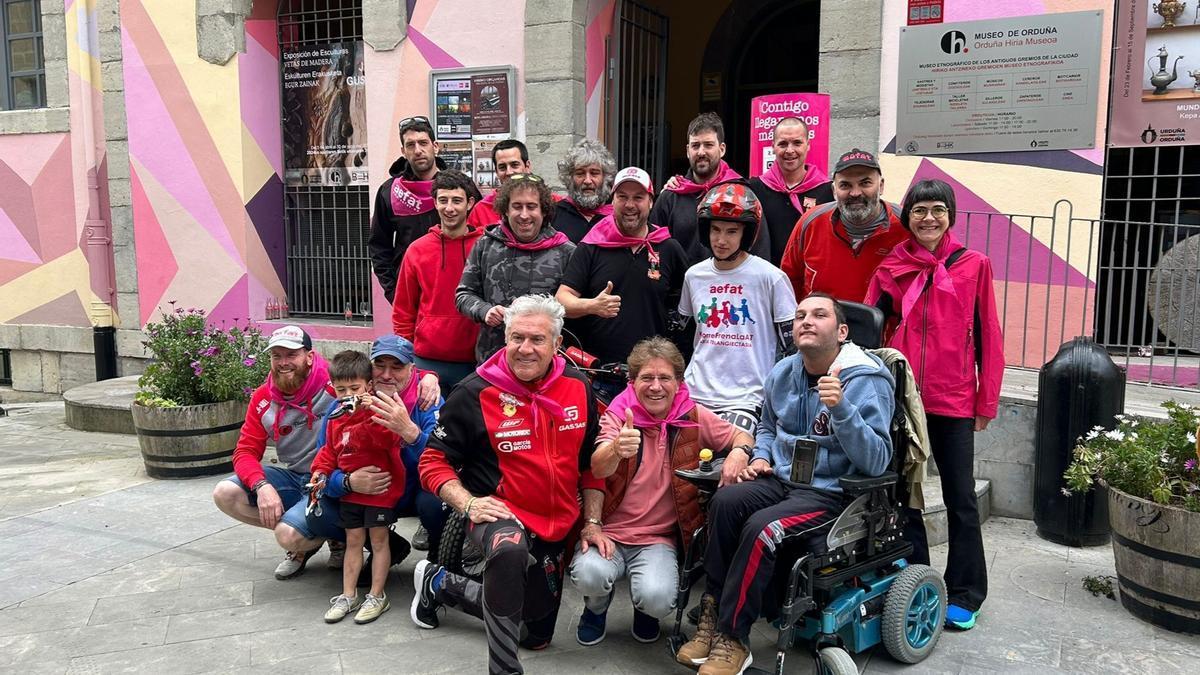 Familias y colaboradores de la asociación Aefat en la segunda edición del festival solidario de Orduña