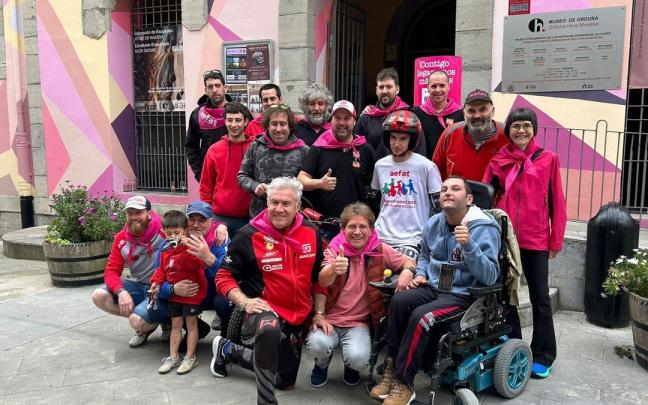 Familias y colaboradores de la asociación Aefat en la segunda edición del festival solidario de Orduña / Asociación Aefat Familias y colaboradores de la asociación Aefat en la segunda edición del festival solidario de Orduña