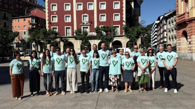 Presentación de la V Marcha contra el Cáncer en la plaza Unzaga de Eibar.