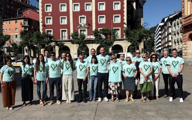 Presentación de la V Marcha contra el Cáncer en la plaza Unzaga de Eibar.