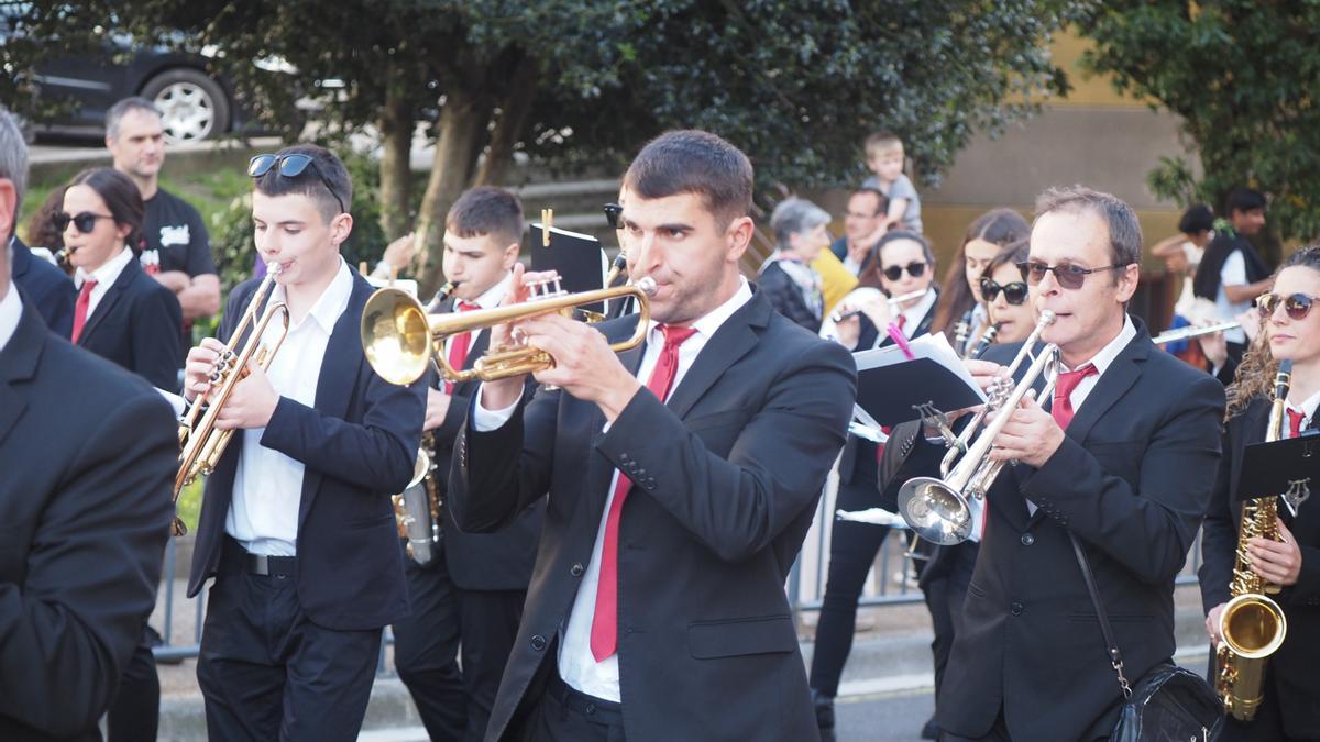Los músicos de la banda, en el desfile de la tamborrada infantil.