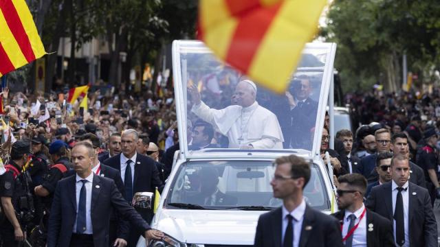 Miles de fieles esperan la llegada del Papa León XIV a la Sagrada Familia
