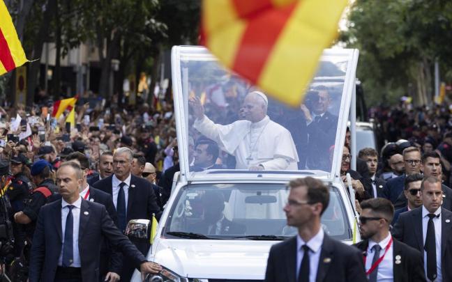 Miles de fieles esperan la llegada del Papa León XIV a la Sagrada Familia