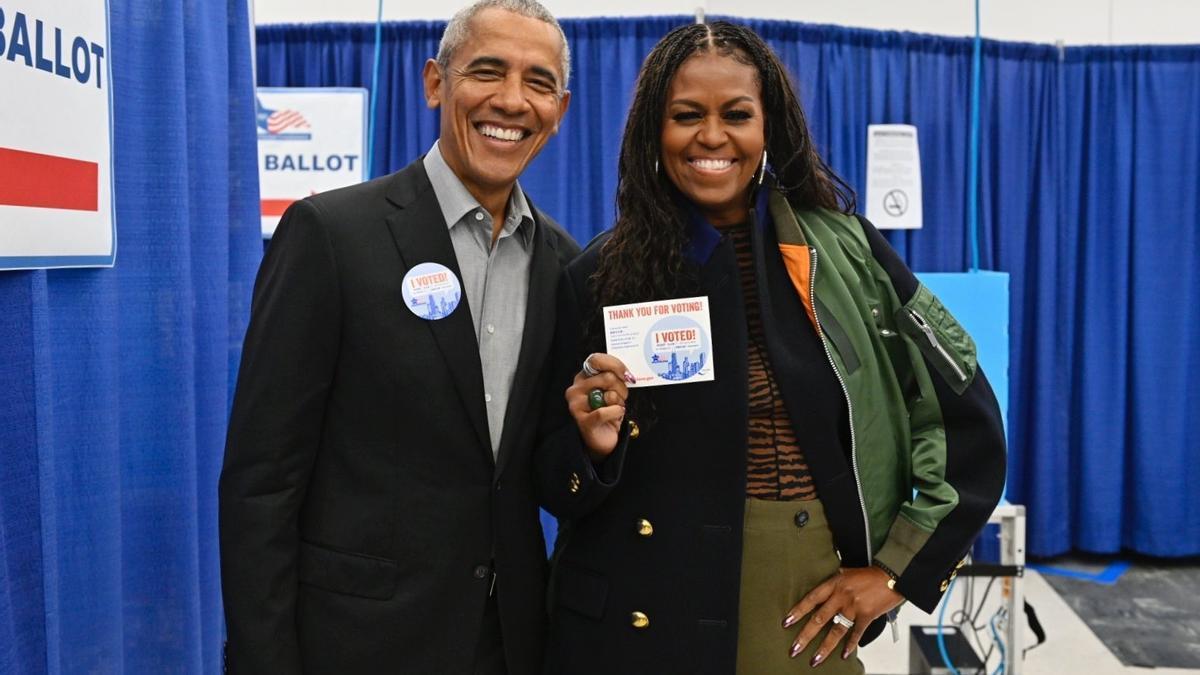 El expresidente de Estados Unidos Barack Obama y la exprimera dama Michelle Obama en el colegio electoral.