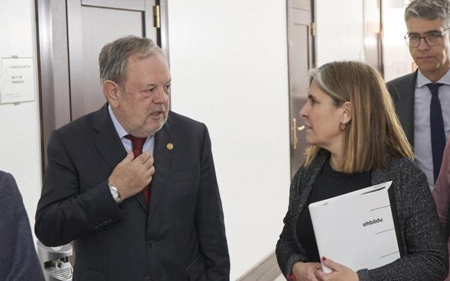 El consejero de Economia y Hacienda, Padro Azpiazu, con la portavoz de EH Bildu, Nerea Kortajarena El consejero de Economia y Hacienda, Padro Azpiazu, con la portavoz de EH Bildu, Nerea Kortajarena