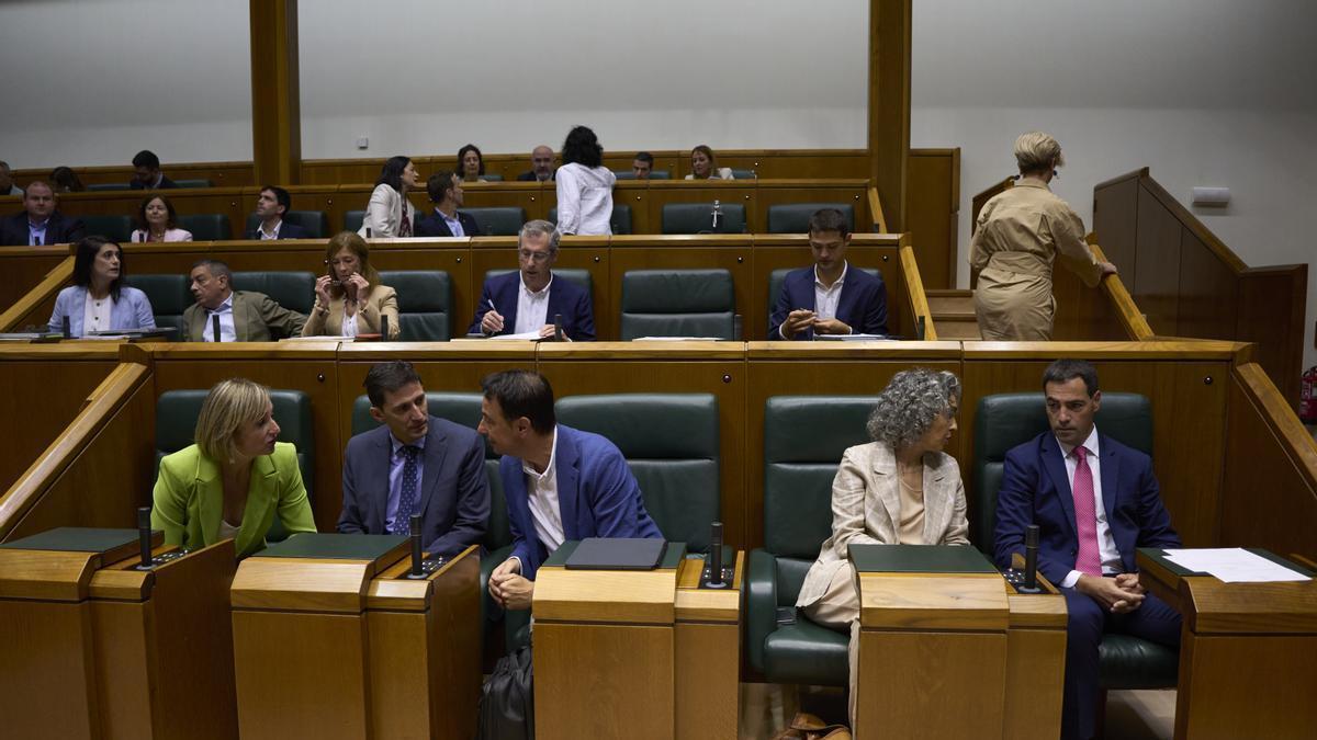 El lehendakari, Imanol Pradales, con parte de sus consejeros en el primer pleno ordinario de la legislatura.