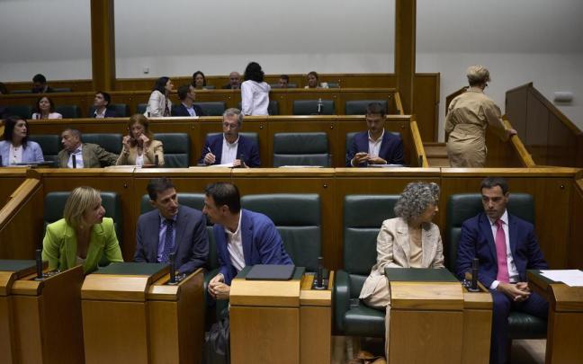 El lehendakari, Imanol Pradales, con parte de sus consejeros en el primer pleno ordinario de la legislatura.