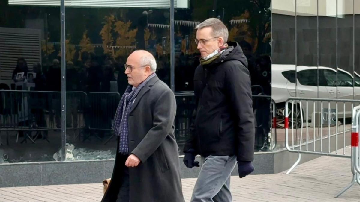 Santiago Laiglesia (d) acompañado por su abogado a su entrada a los Juzgado de Sabadell (Barcelona).