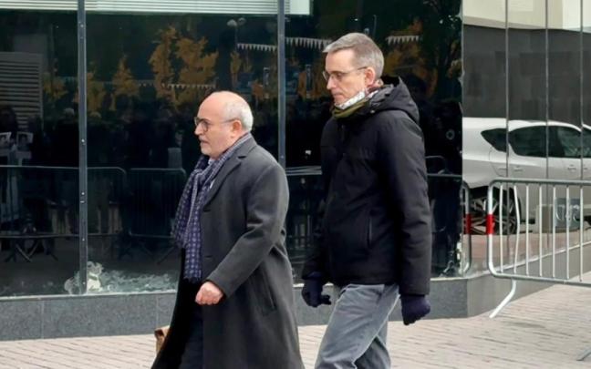 Santiago Laiglesia (d) acompañado por su abogado a su entrada a los Juzgado de Sabadell (Barcelona).