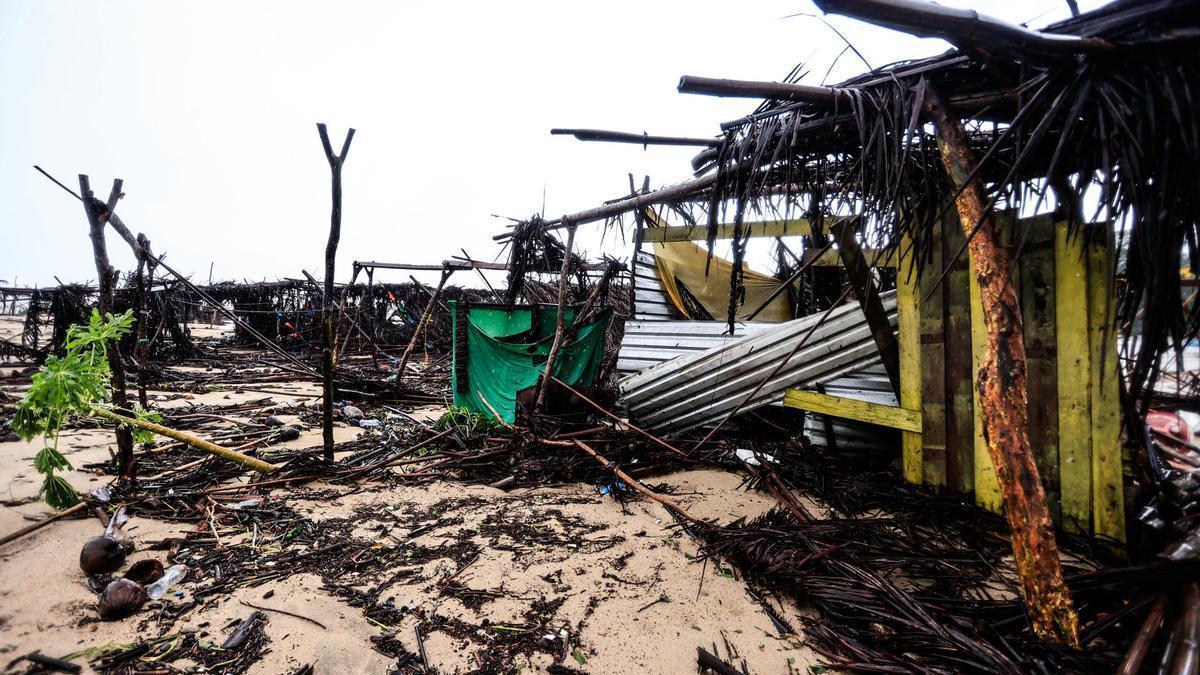 Locales afectados en una playa por el paso del huracán 'John' en la localidad Maruquelia en Acapulco.