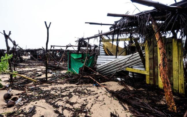 Locales afectados en una playa por el paso del huracán 'John' en la localidad Maruquelia en Acapulco.