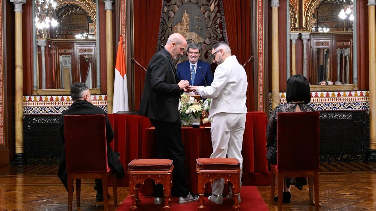 El alcalde de Bilbao oficiando una boda en el Ayuntamiento.