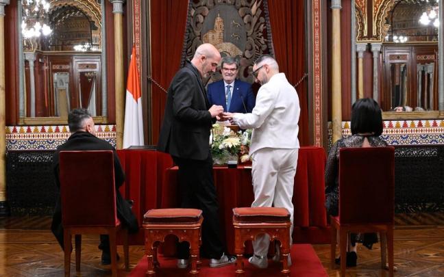 El alcalde de Bilbao oficiando una boda en el Ayuntamiento.