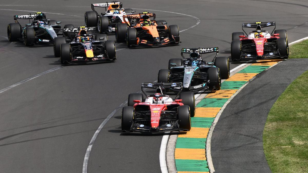 Imagen de los primeros instantes de la carrera que ha abierto la temporada de 2026, con Charles Leclerc en cabeza.