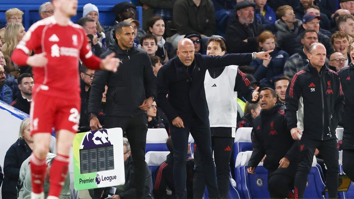Arne Slot da instrucciones durante un partido de la presente temporada.