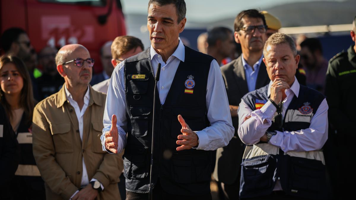 El presidente del Gobierno español, Pedro Sánchez, atiende a los medios de comunicación desde el Puesto de Mando Avanzado.