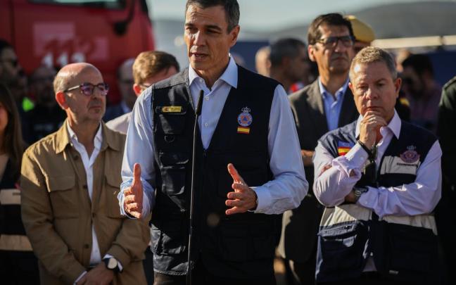 El presidente del Gobierno español, Pedro Sánchez, atiende a los medios de comunicación desde el Puesto de Mando Avanzado.