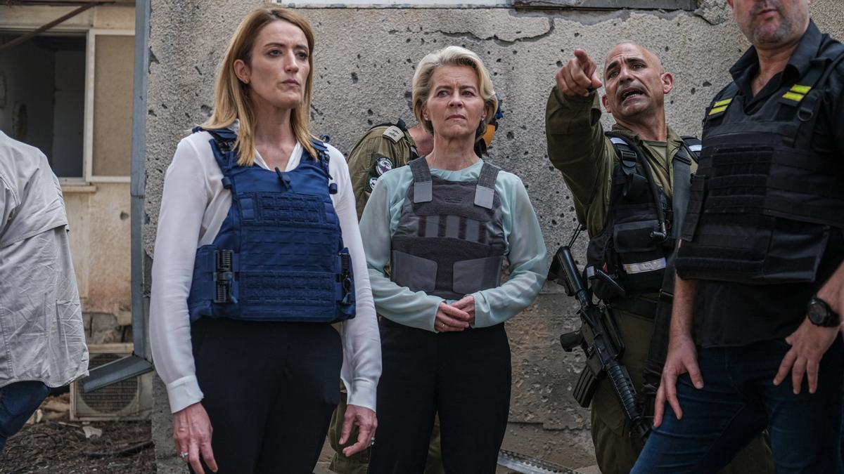Ursula von der Leyen y Roberta Metsola durante su visita a un Kibbutz en Israel.
