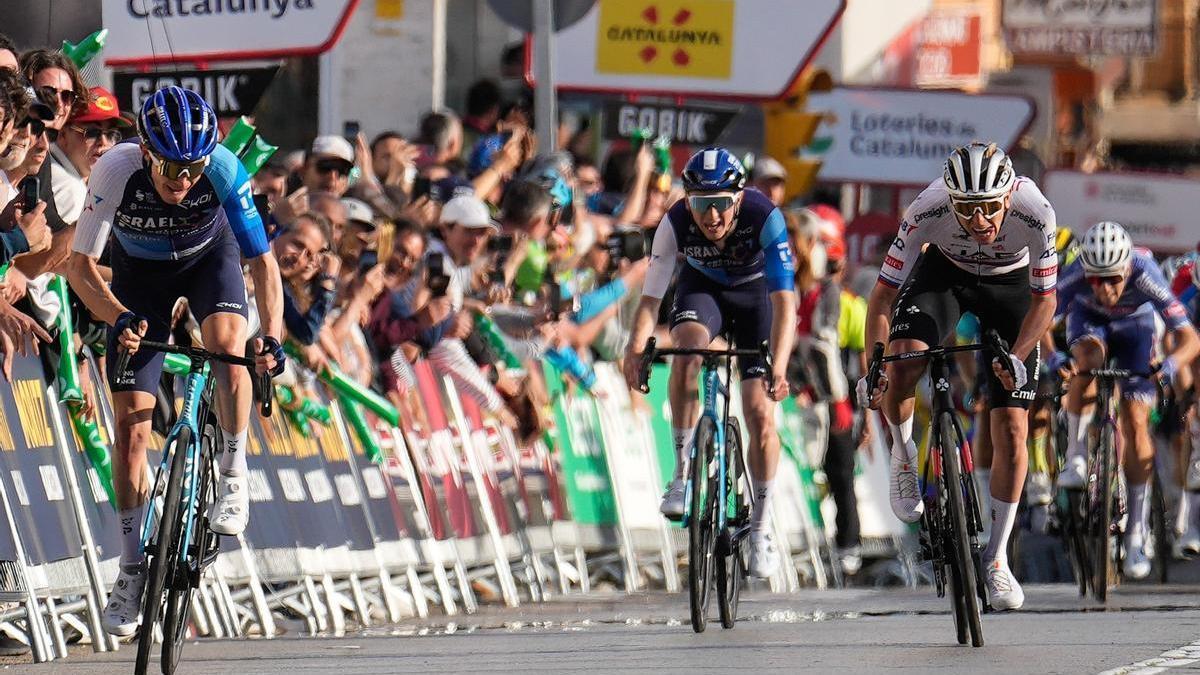 Schultz soporta el esprint final de Pogacar.