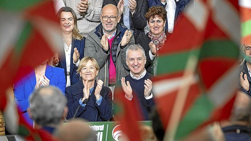 El lehendakari Urkullu, durante un acto electoral ayer en Arrasate con la candidata a diputada general de Gipuzkoa, Eider Mendoza. | FOTO: EFE