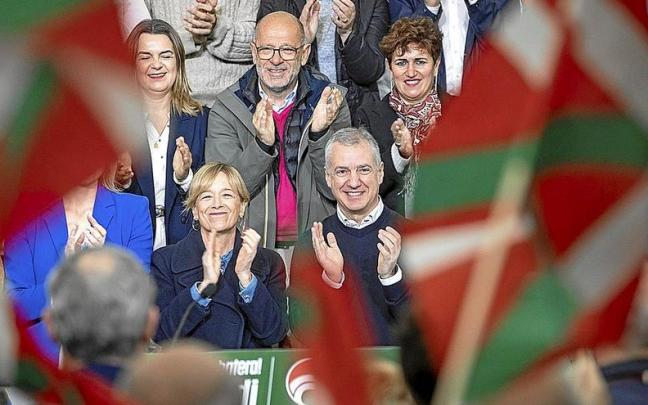 El lehendakari Urkullu, durante un acto electoral ayer en Arrasate con la candidata a diputada general de Gipuzkoa, Eider Mendoza. | FOTO: EFE